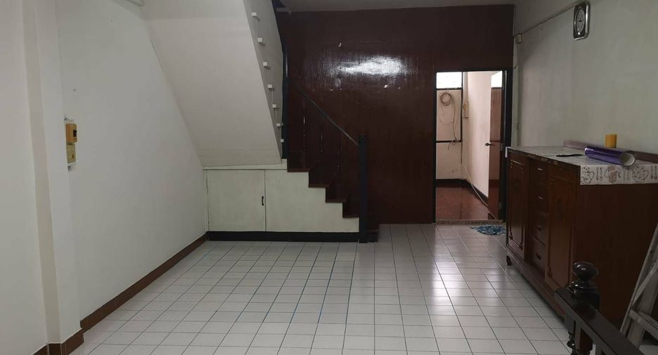 For rent 3 bedrooms townhouse in Yan Nawa, Bangkok