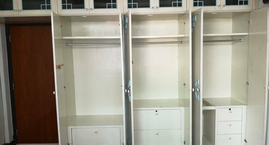 For rent 3 bedrooms townhouse in Yan Nawa, Bangkok