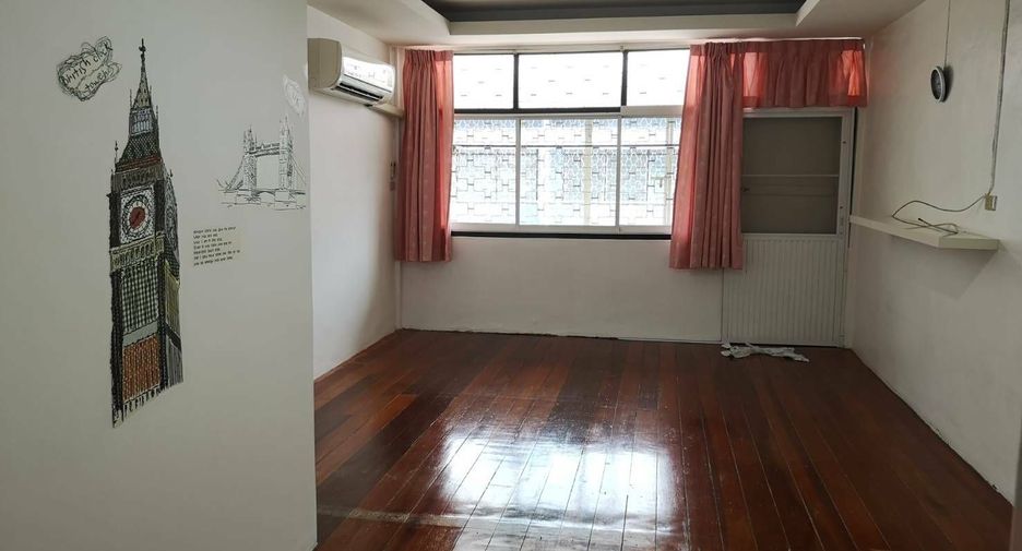 For rent 3 bedrooms townhouse in Yan Nawa, Bangkok