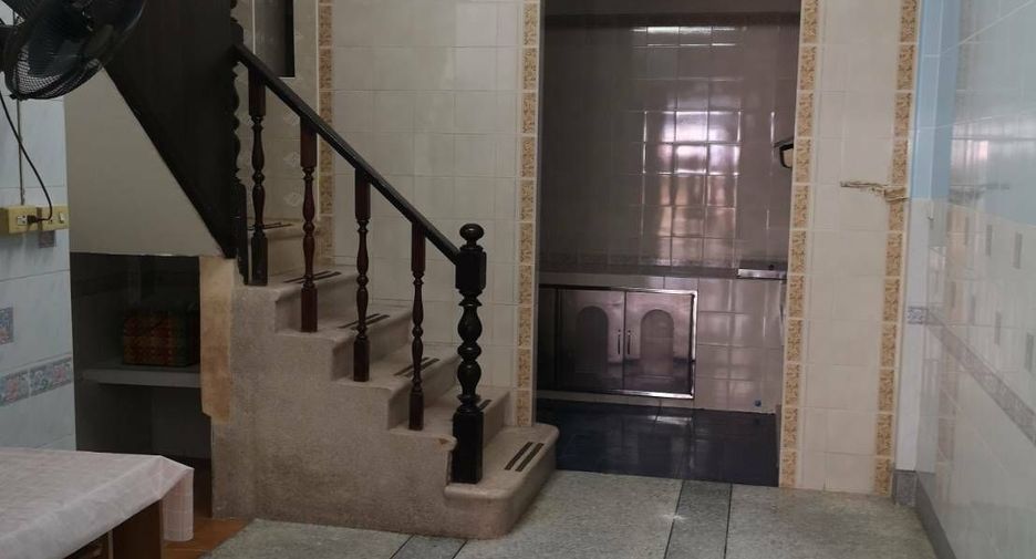 For rent 3 bedrooms townhouse in Yan Nawa, Bangkok