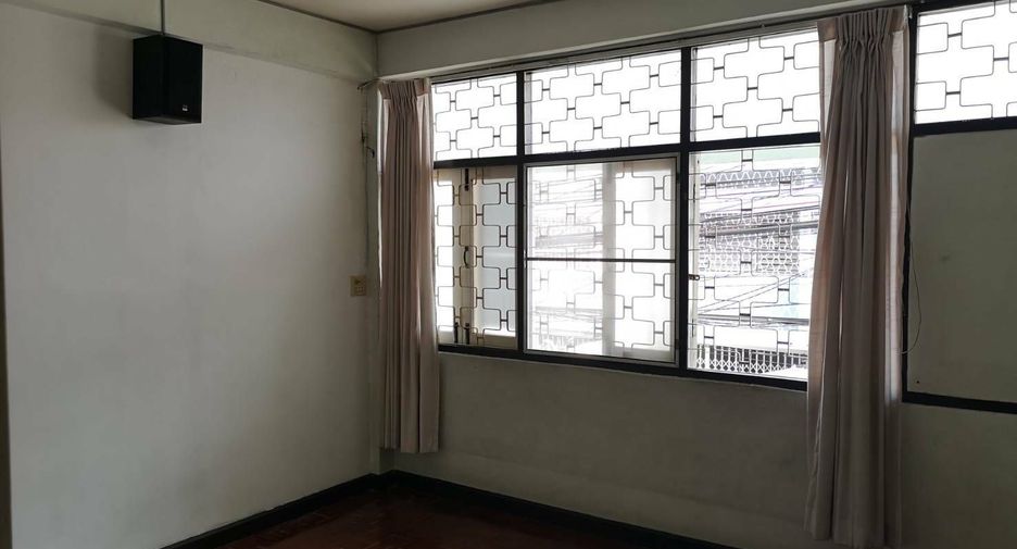 For rent 3 bedrooms townhouse in Yan Nawa, Bangkok