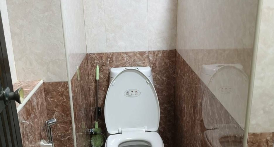 For rent 3 bedrooms townhouse in Yan Nawa, Bangkok