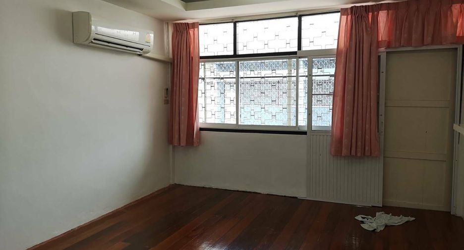 For rent 3 bedrooms townhouse in Yan Nawa, Bangkok