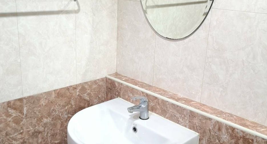 For rent 3 bedrooms townhouse in Yan Nawa, Bangkok