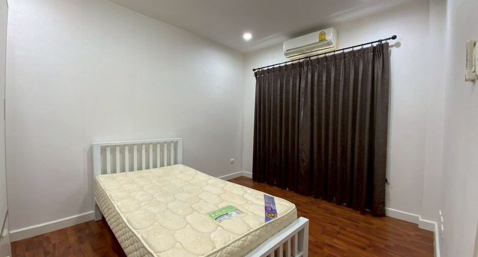 Casa adosada en alquiler de 3 habitaciones en Bangkok Yai, Bangkok