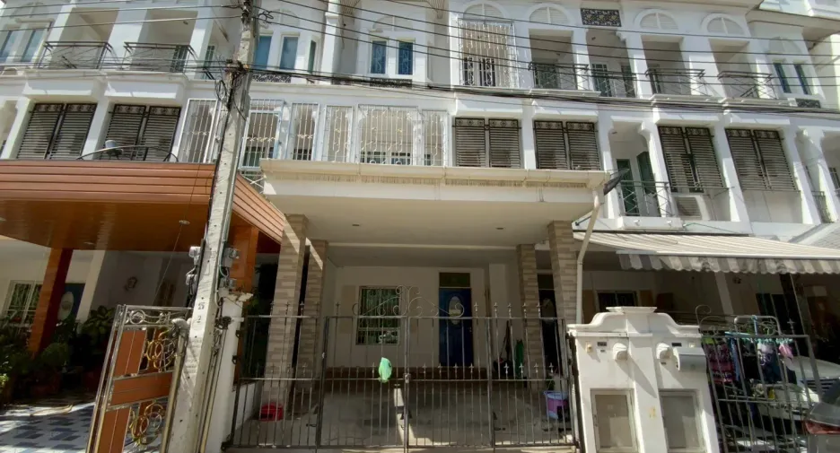Casa adosada en alquiler de 3 habitaciones en Bangkok Yai, Bangkok