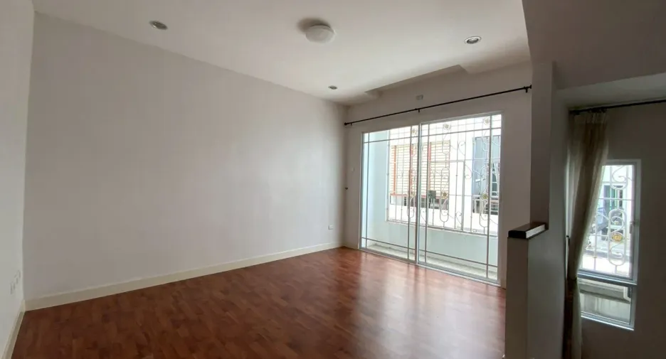 Casa adosada en alquiler de 3 habitaciones en Bangkok Yai, Bangkok