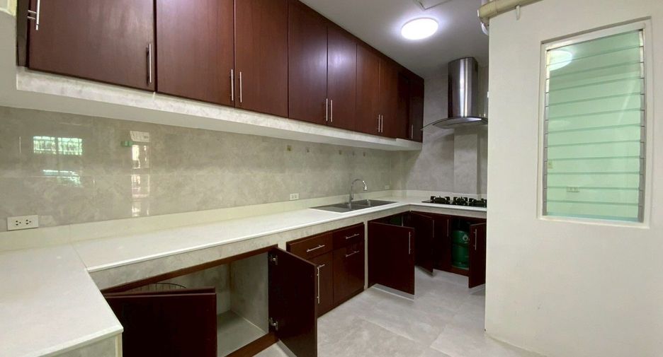 Reihenhaus zur Miete mit 3 Zimmer in Bangkok Yai, Bangkok