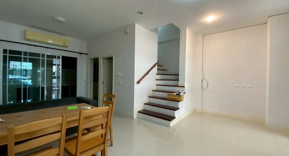 Casa adosada en alquiler de 3 habitaciones en Bangkok Yai, Bangkok