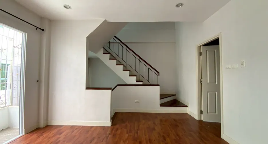 Casa adosada en alquiler de 3 habitaciones en Bangkok Yai, Bangkok