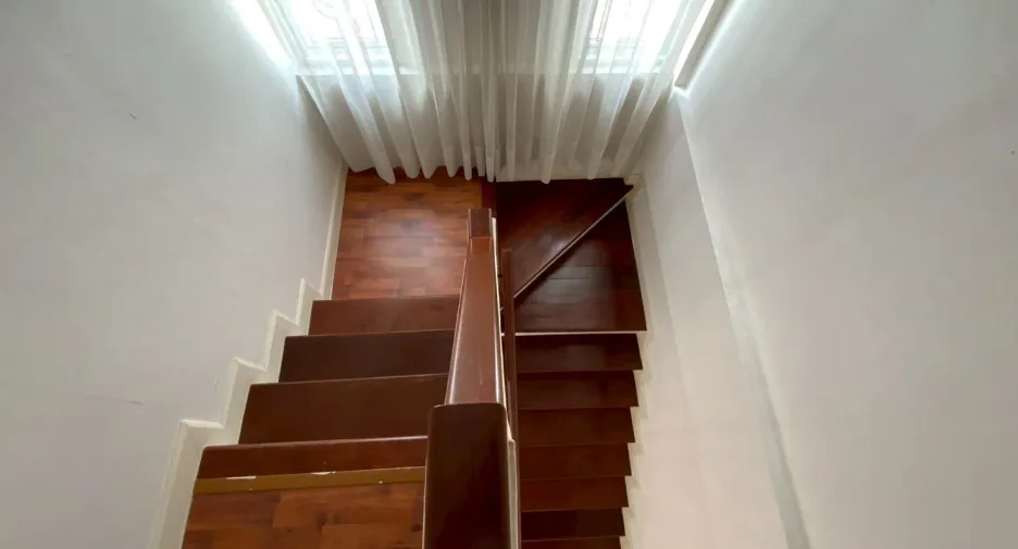 Casa adosada en alquiler de 3 habitaciones en Bangkok Yai, Bangkok