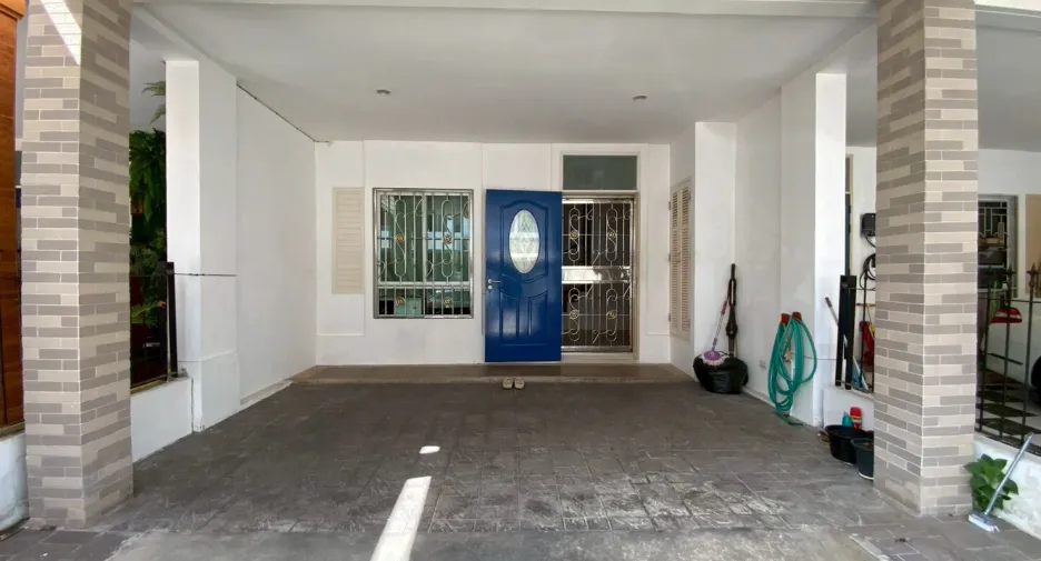 Casa adosada en alquiler de 3 habitaciones en Bangkok Yai, Bangkok