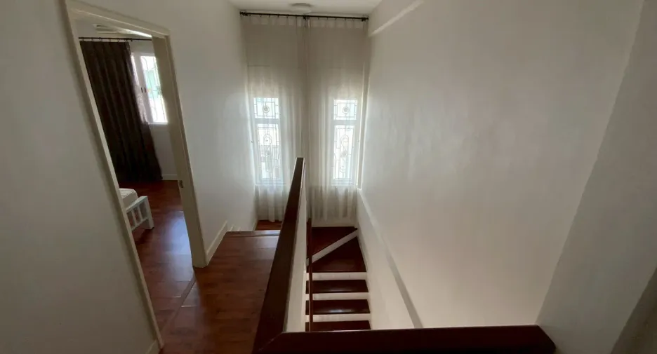 Casa adosada en alquiler de 3 habitaciones en Bangkok Yai, Bangkok