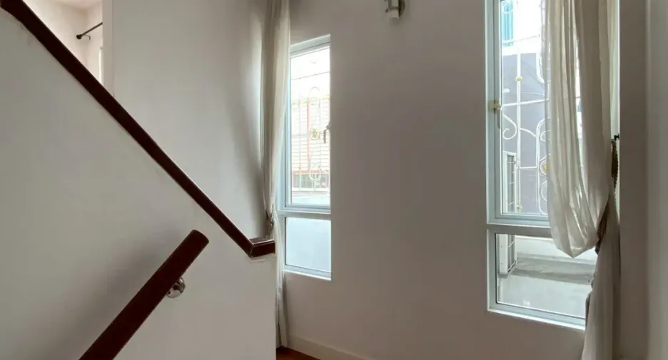 Casa adosada en alquiler de 3 habitaciones en Bangkok Yai, Bangkok