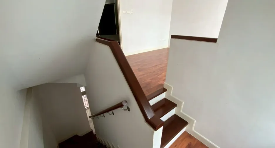 Casa adosada en alquiler de 3 habitaciones en Bangkok Yai, Bangkok