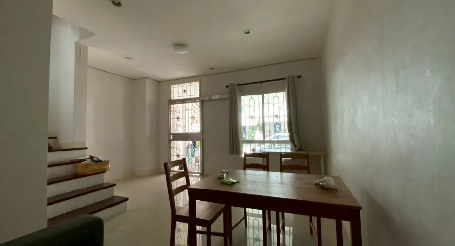 Casa adosada en alquiler de 3 habitaciones en Bangkok Yai, Bangkok