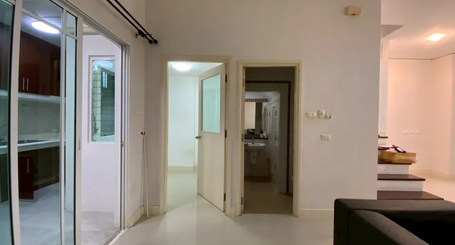 Casa adosada en alquiler de 3 habitaciones en Bangkok Yai, Bangkok