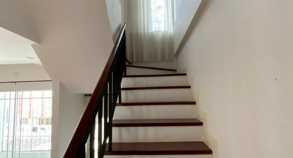 Casa adosada en alquiler de 3 habitaciones en Bangkok Yai, Bangkok