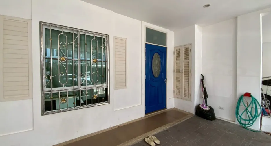 Casa adosada en alquiler de 3 habitaciones en Bangkok Yai, Bangkok