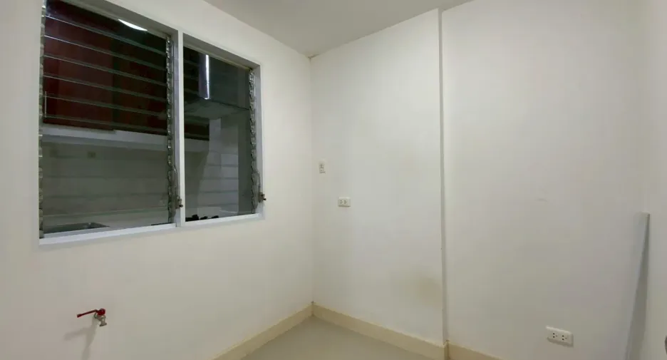 Casa adosada en alquiler de 3 habitaciones en Bangkok Yai, Bangkok