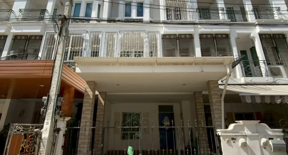 Casa adosada en alquiler de 3 habitaciones en Bangkok Yai, Bangkok