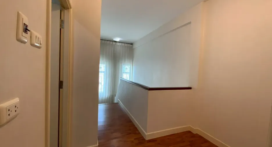 Casa adosada en alquiler de 3 habitaciones en Bangkok Yai, Bangkok