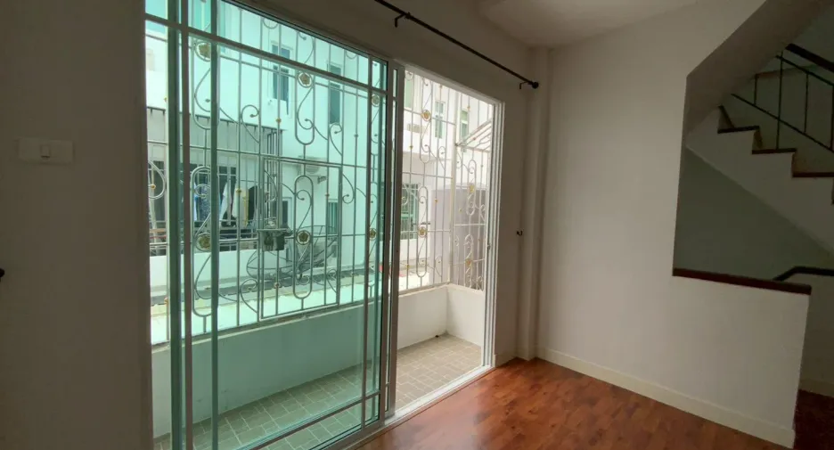 Casa adosada en alquiler de 3 habitaciones en Bangkok Yai, Bangkok