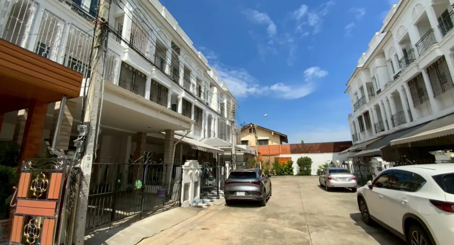 Casa adosada en alquiler de 3 habitaciones en Bangkok Yai, Bangkok