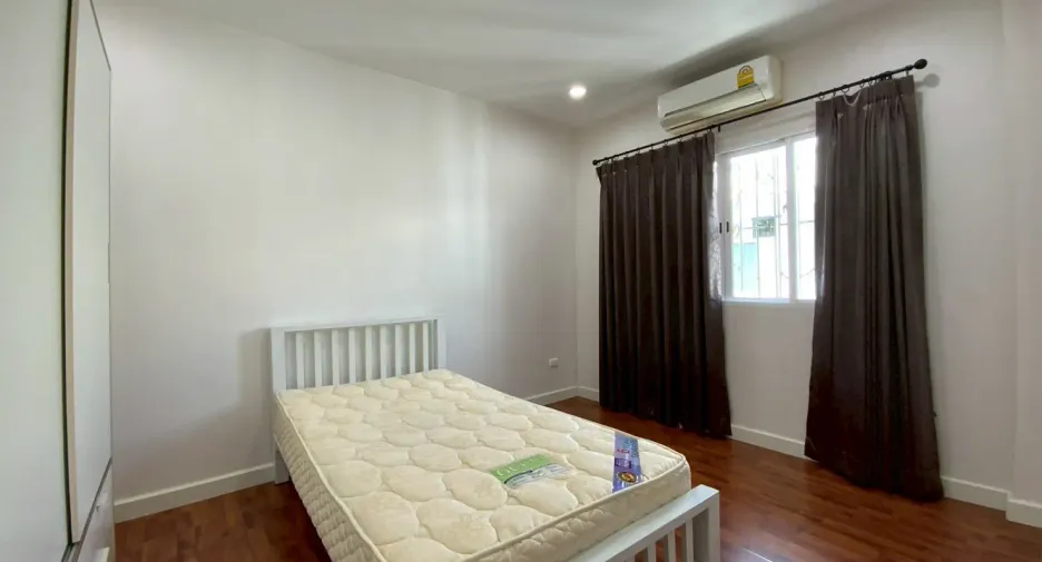 Casa adosada en alquiler de 3 habitaciones en Bangkok Yai, Bangkok