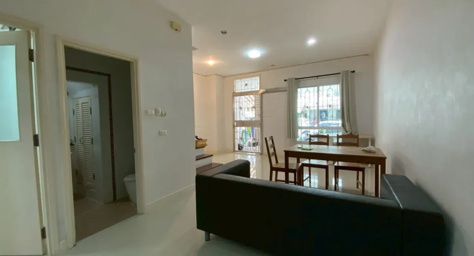 Casa adosada en alquiler de 3 habitaciones en Bangkok Yai, Bangkok