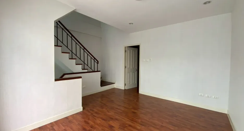 Casa adosada en alquiler de 3 habitaciones en Bangkok Yai, Bangkok