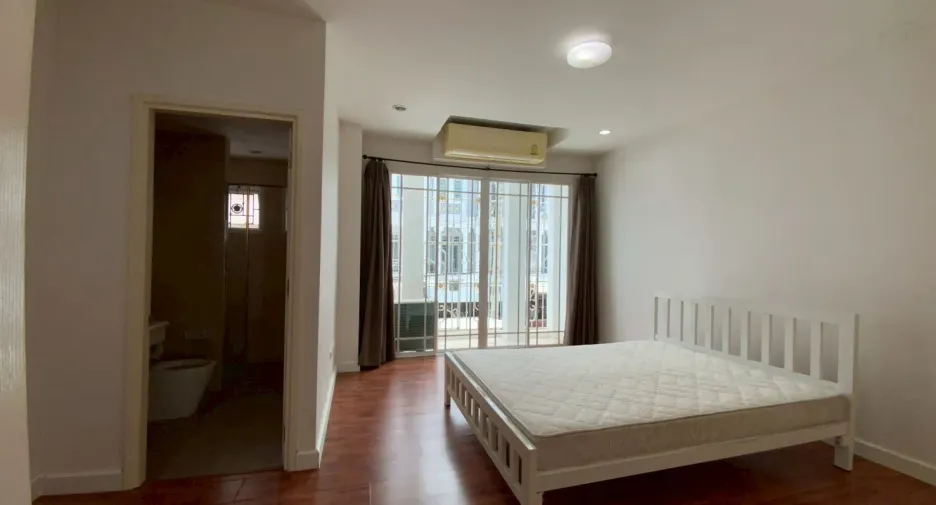 Casa adosada en alquiler de 3 habitaciones en Bangkok Yai, Bangkok