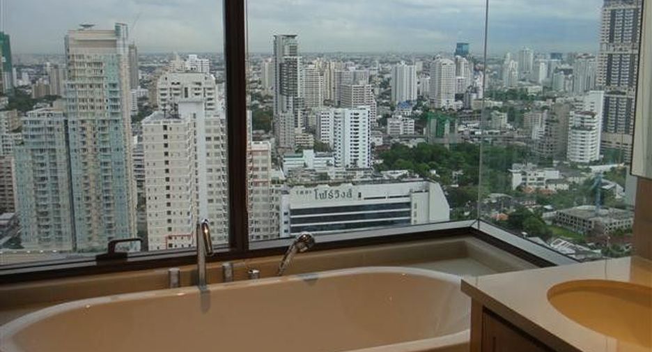 For rent 2 bedrooms condo in Khlong Toei, Bangkok