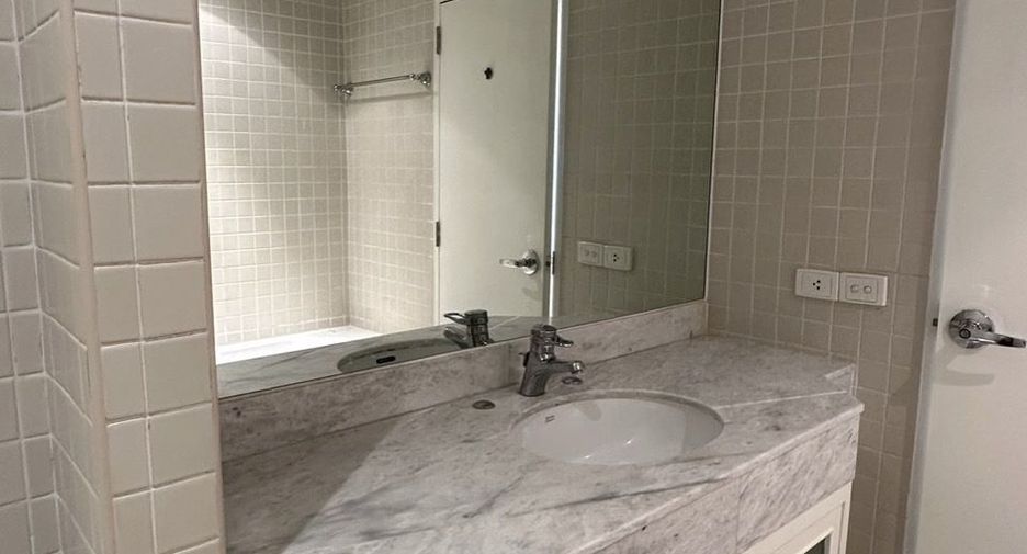 For rent 2 bedrooms condo in Pathum Wan, Bangkok