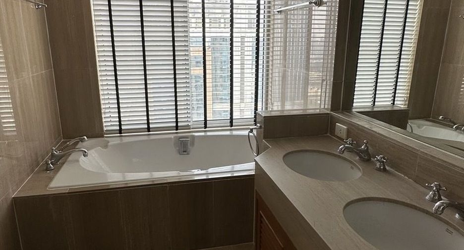 For rent 2 bedrooms condo in Pathum Wan, Bangkok