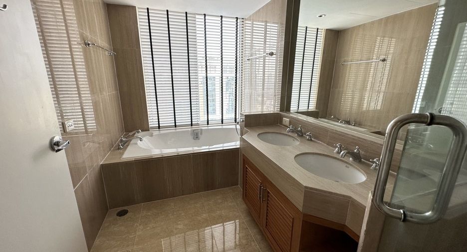 For rent 2 bedrooms condo in Pathum Wan, Bangkok