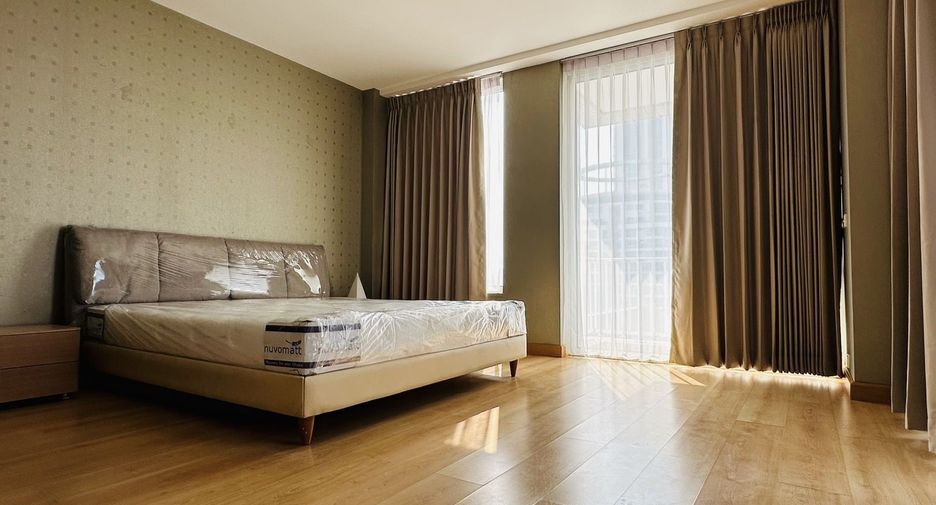 For rent 2 bedrooms condo in Pathum Wan, Bangkok