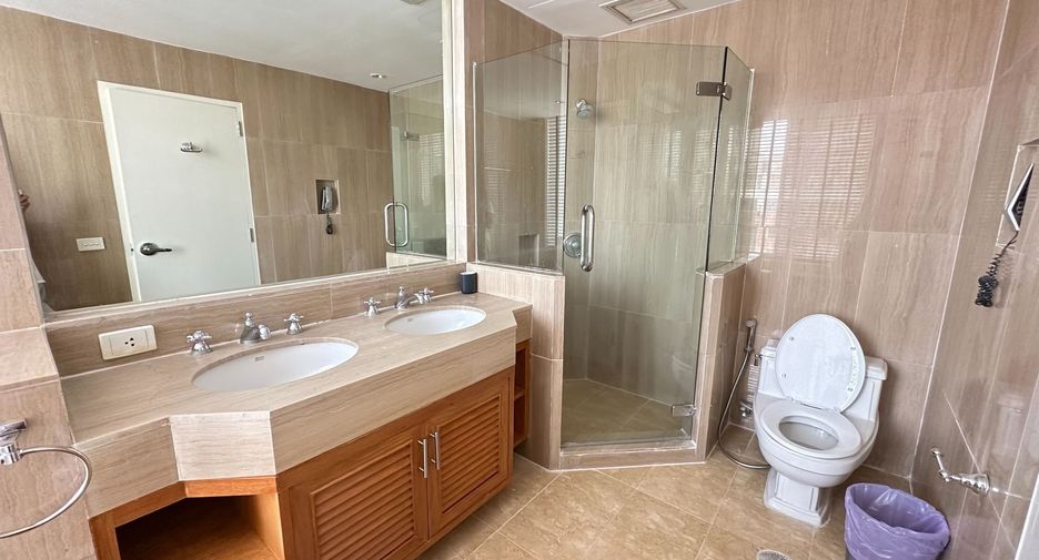 For rent 2 bedrooms condo in Pathum Wan, Bangkok