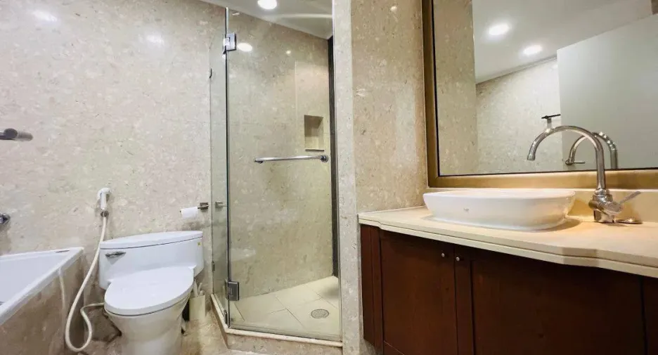 For rent 2 bedrooms condo in Pathum Wan, Bangkok