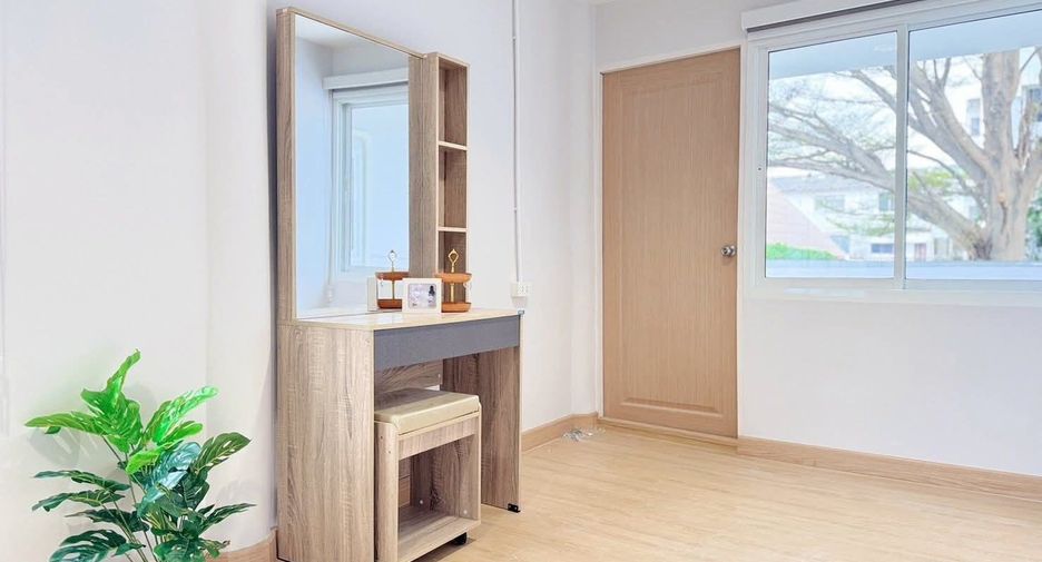 For rent 5 bedrooms house in Huai Khwang, Bangkok