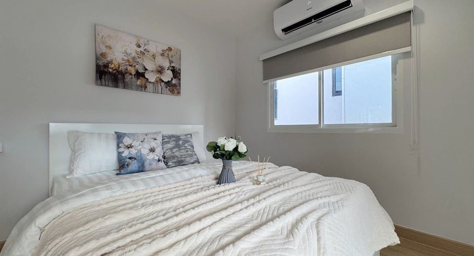 For rent 5 bedrooms house in Huai Khwang, Bangkok