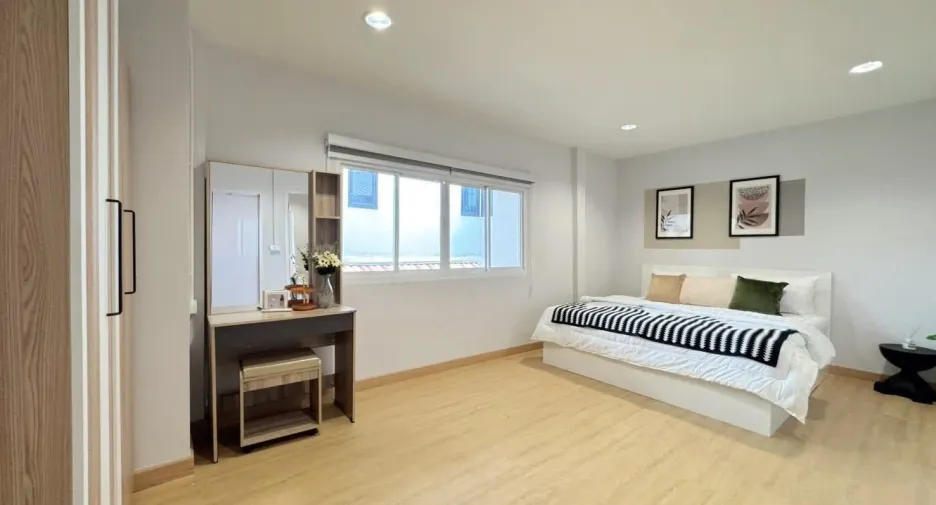 For rent 5 bedrooms house in Huai Khwang, Bangkok
