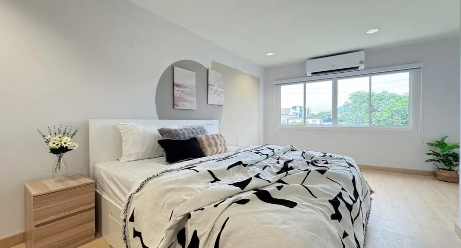 For rent 5 bedrooms house in Huai Khwang, Bangkok