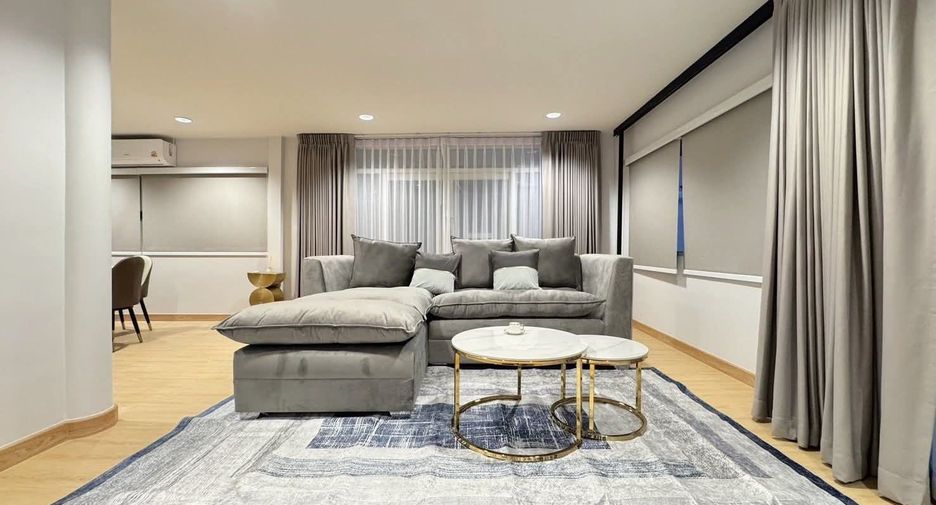 For rent 5 bedrooms house in Huai Khwang, Bangkok