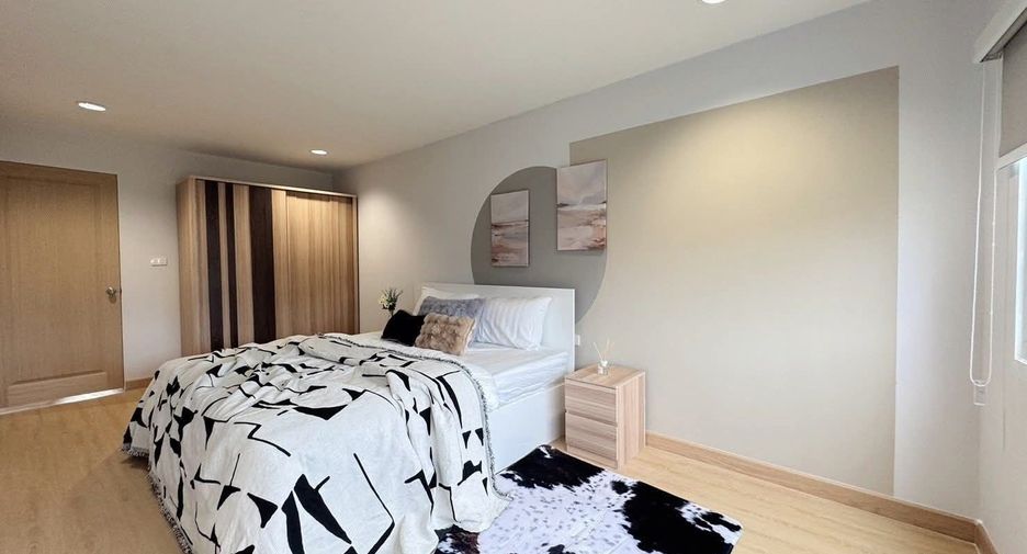 For rent 5 bedrooms house in Huai Khwang, Bangkok