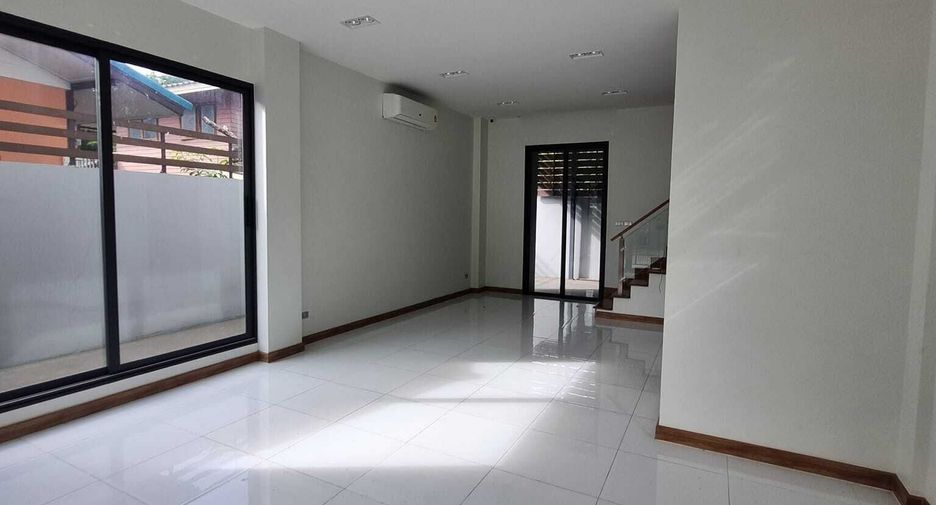 À louer 3 chambres maison de ville à Don Mueang, Bangkok