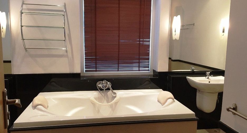 For rent 4 bedrooms condo in Suan Luang, Bangkok