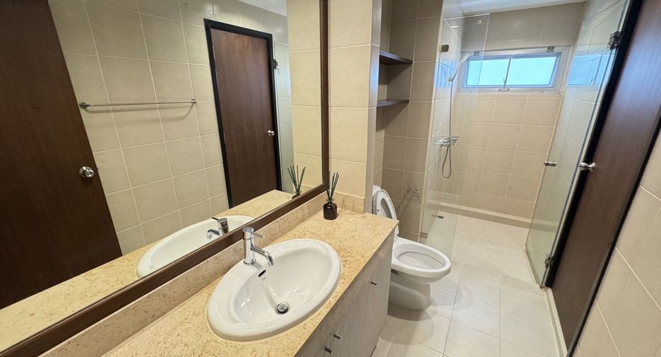 For rent 3 bedrooms apartment in Khlong Toei, Bangkok