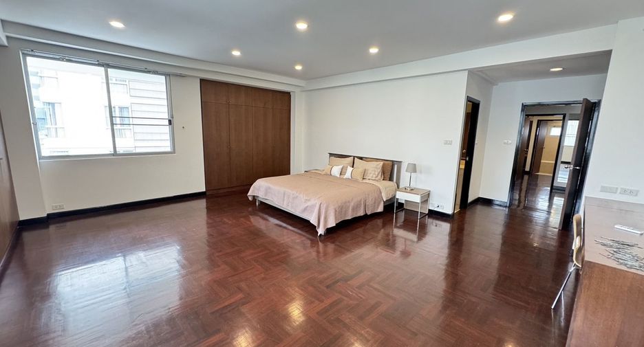 For rent 3 bedrooms apartment in Khlong Toei, Bangkok
