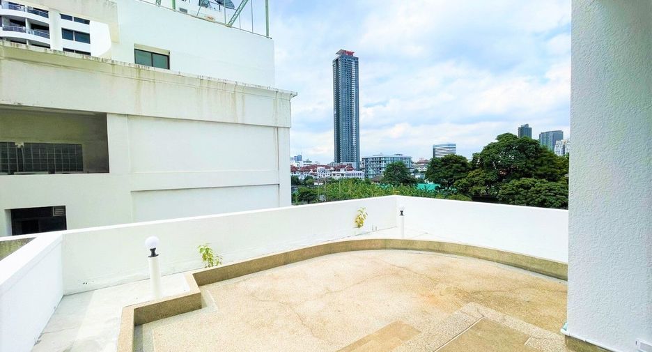 For rent 3 bedrooms condo in Watthana, Bangkok